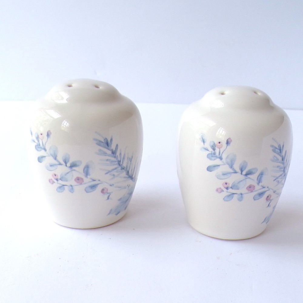 Pfaltzgraff Winter Frost Salt and Pepper Shaker Set 295-025-00 Blue Pine Berries